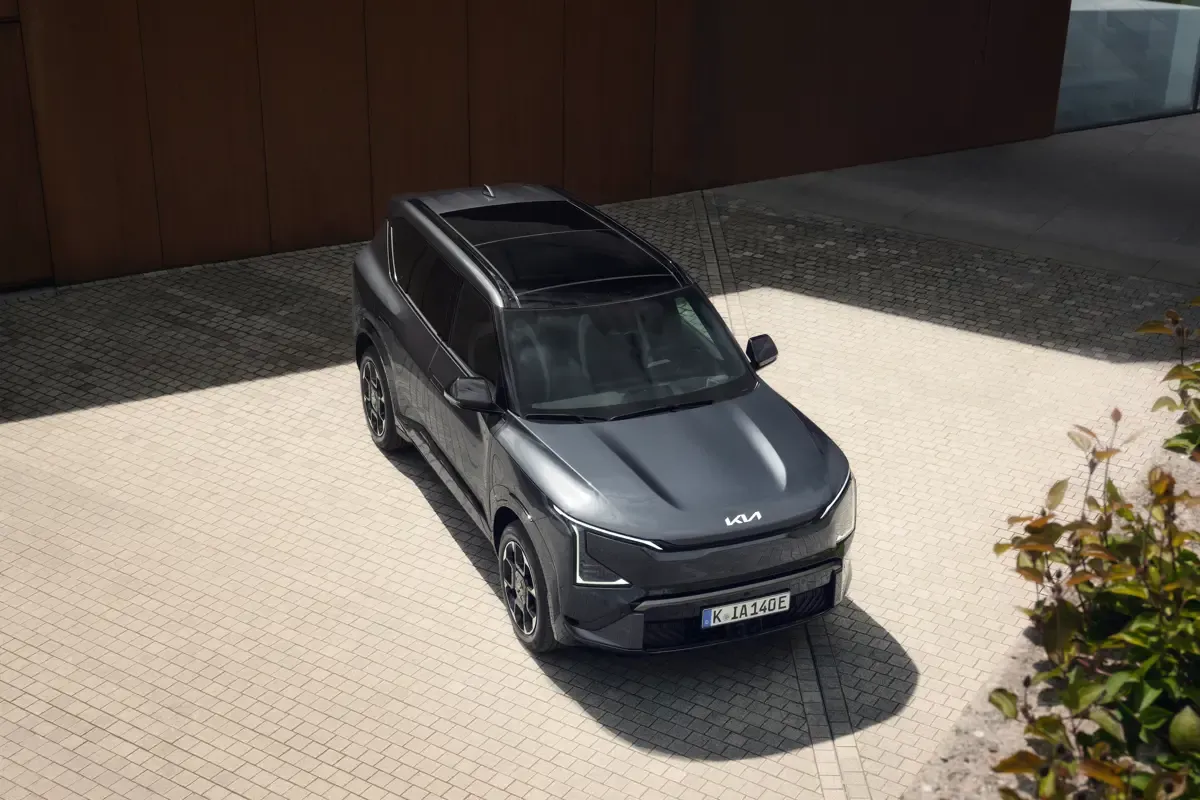 Elettronauti - Kia EV5 Long Range - Argento - Esterno - Vista anteriore a tre quarti