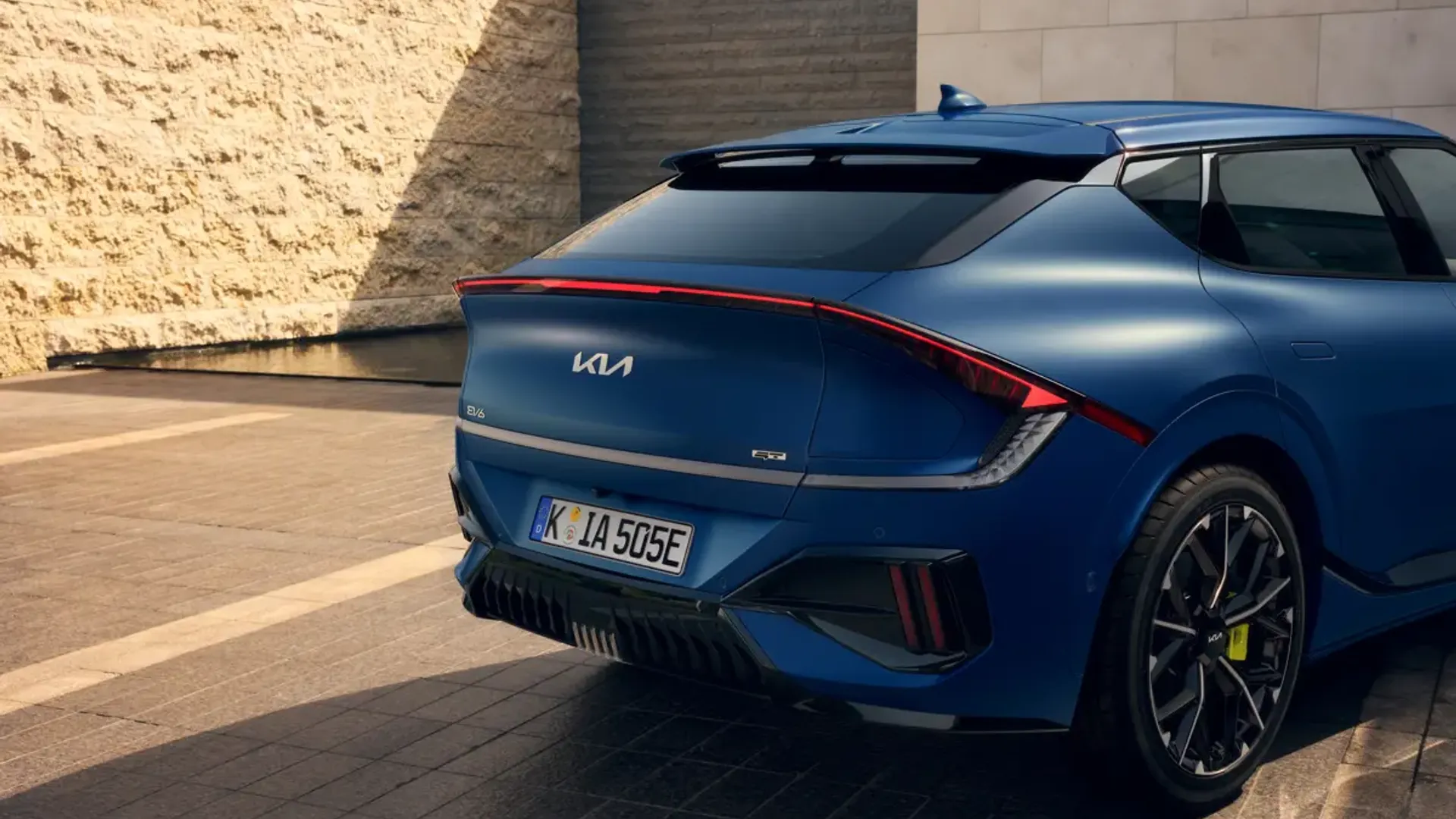 Elettronauti - Kia EV6 GT - Esterno - Vista anteriore a tre quarti