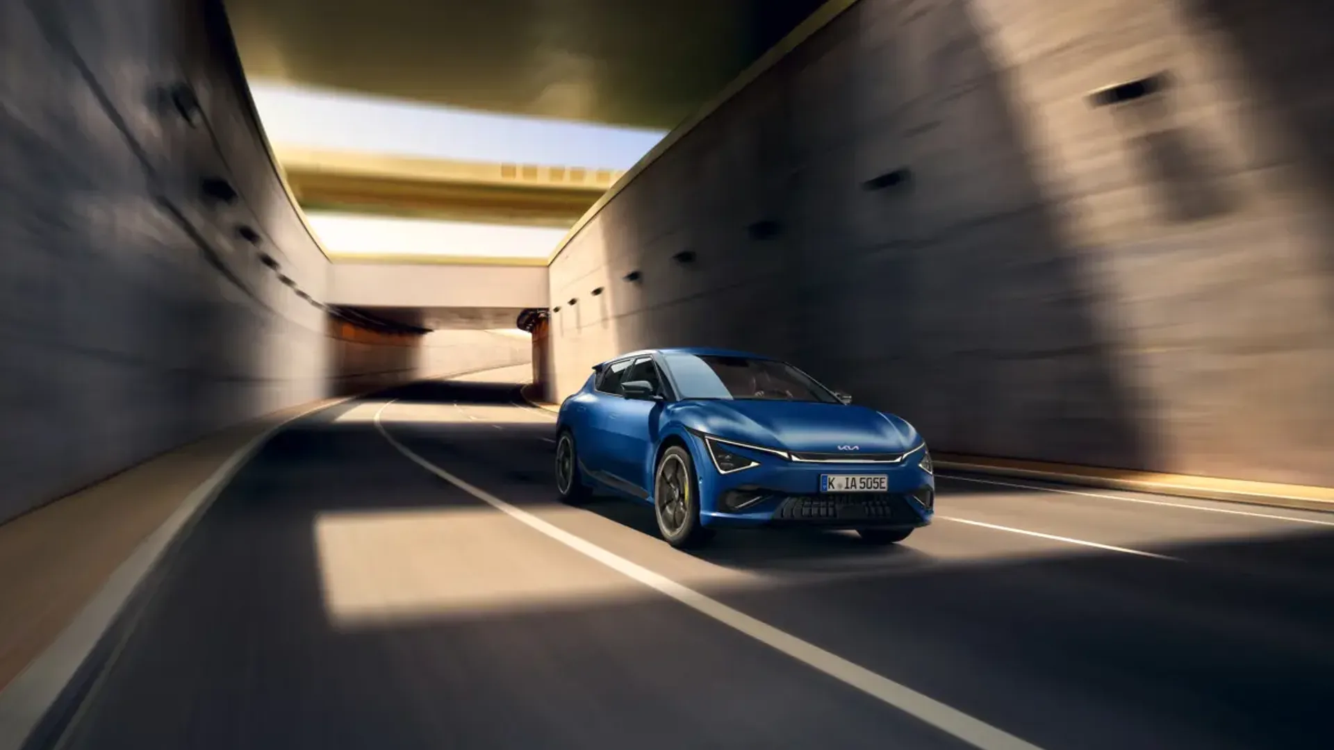 Elettronauti - Kia EV6 GT - Blu - Esterno - Vista anteriore a tre quarti