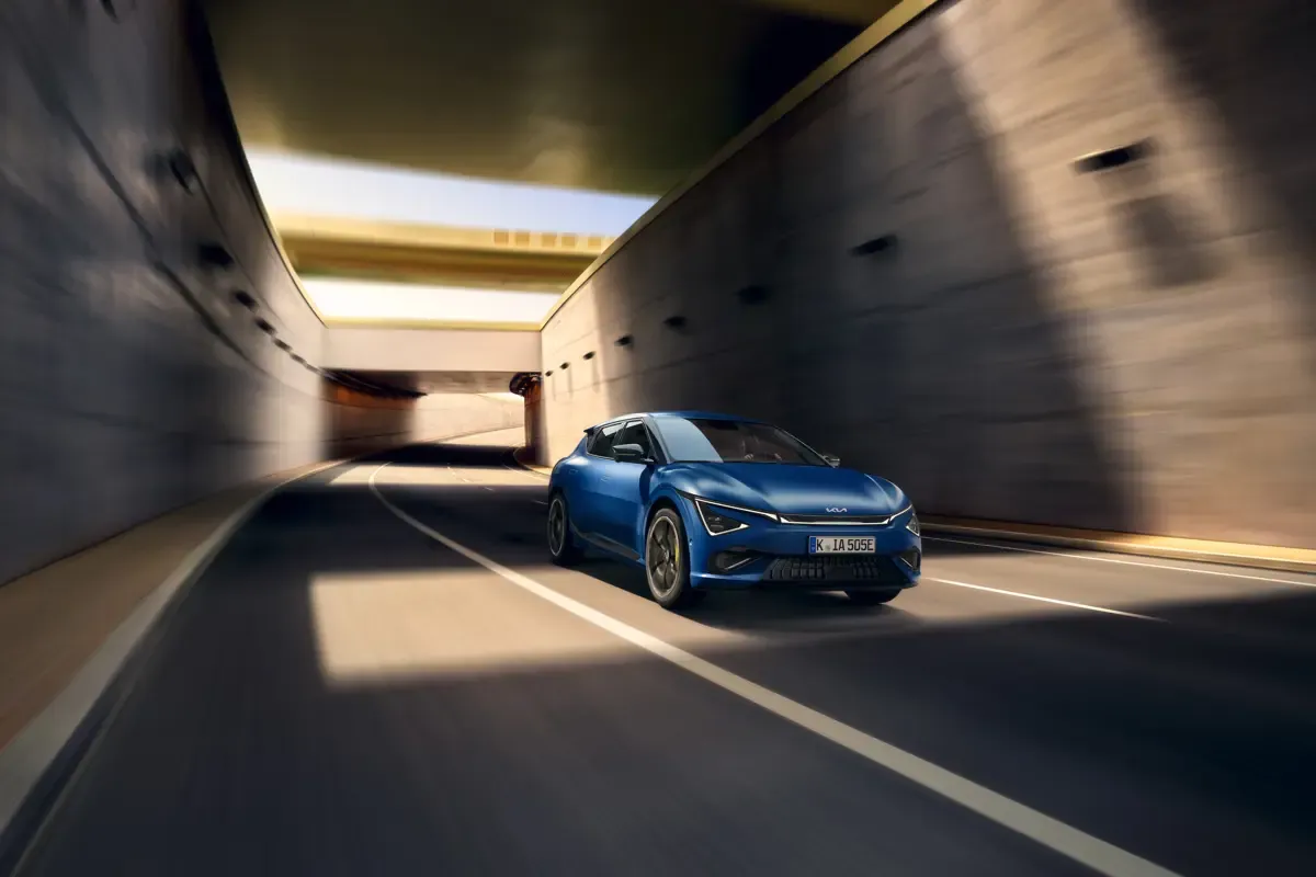 Elettronauti - Kia EV6 GT - Blu - Esterno - Vista anteriore a tre quarti