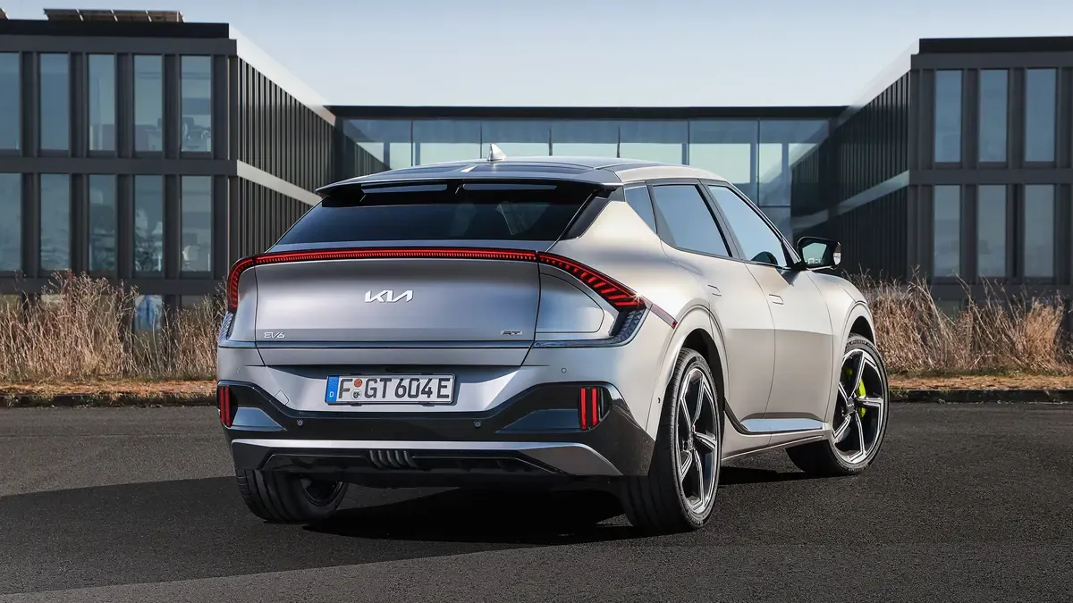 Elettronauti - Kia EV6 GT - Grigio - Esterno - Vista anteriore a tre quarti