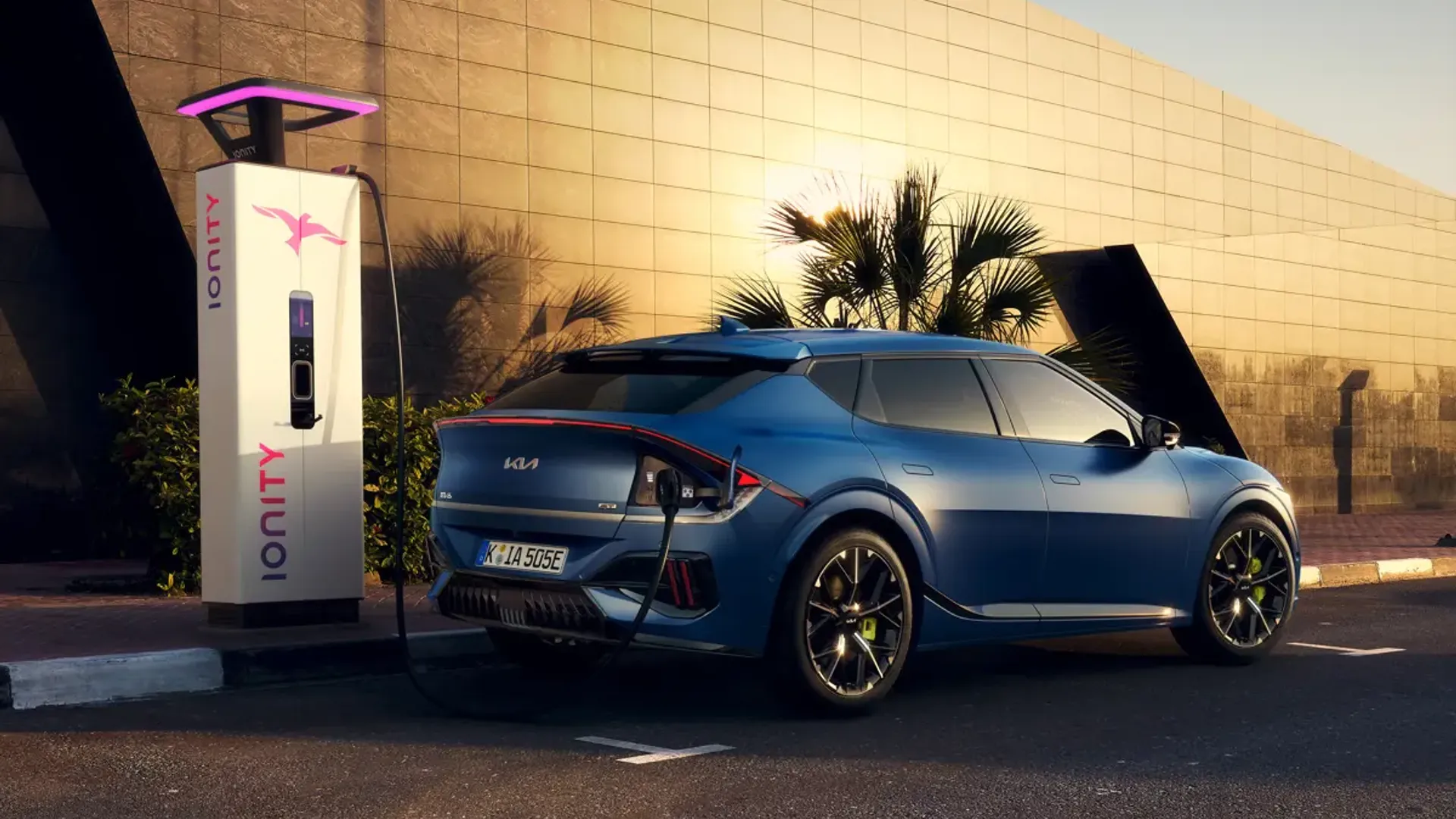 Elettronauti - Kia EV6 GT - Grigio - Esterno - Vista anteriore a tre quarti