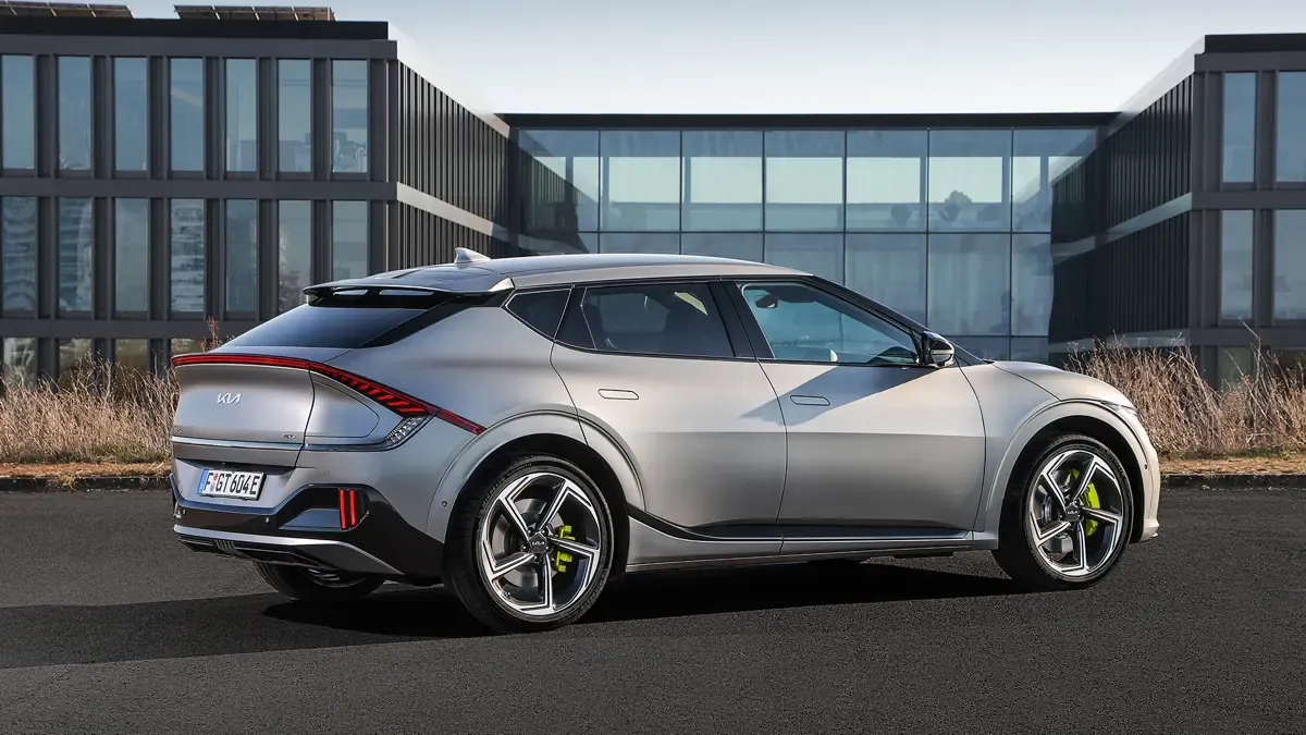 Elettronauti - Kia EV6 GT - Argento - Esterno - Vista anteriore a tre quarti