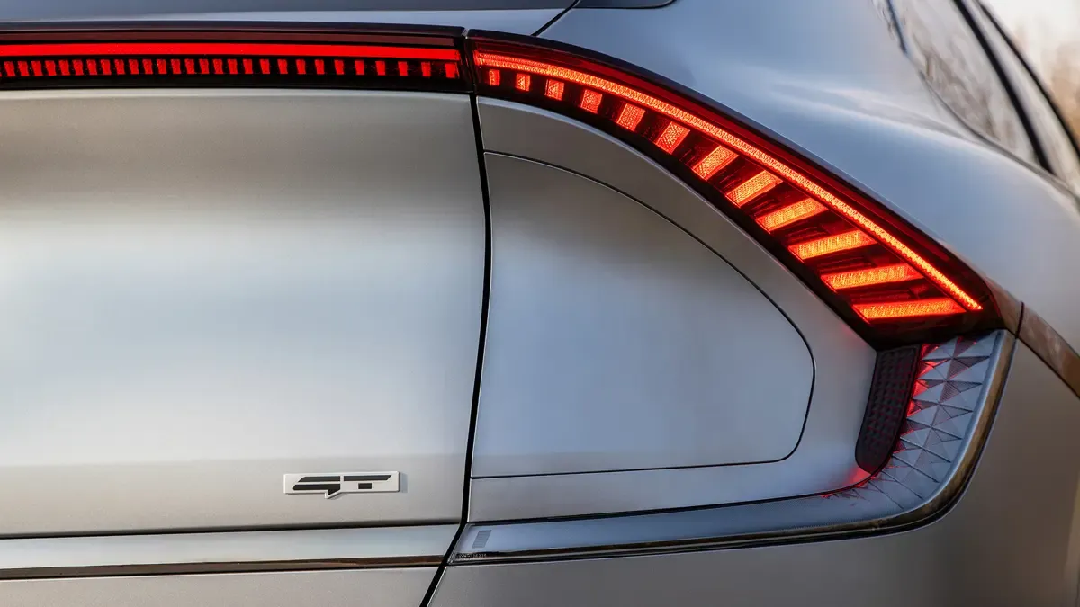 Elettronauti - Kia EV6 GT - Grigio - Esterno - Vista posteriore