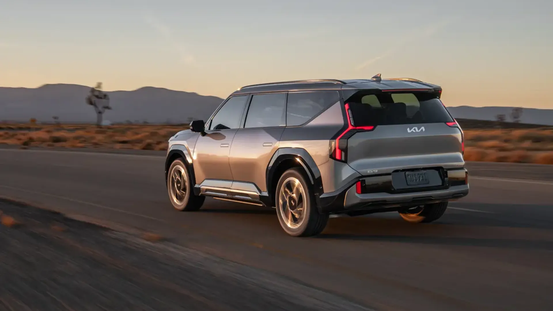 Elettronauti - Kia EV9 GT - Blu - Esterno - Vista anteriore a tre quarti