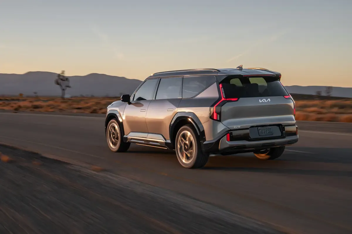 Elettronauti - Kia EV9 GT - Blu - Esterno - Vista anteriore a tre quarti