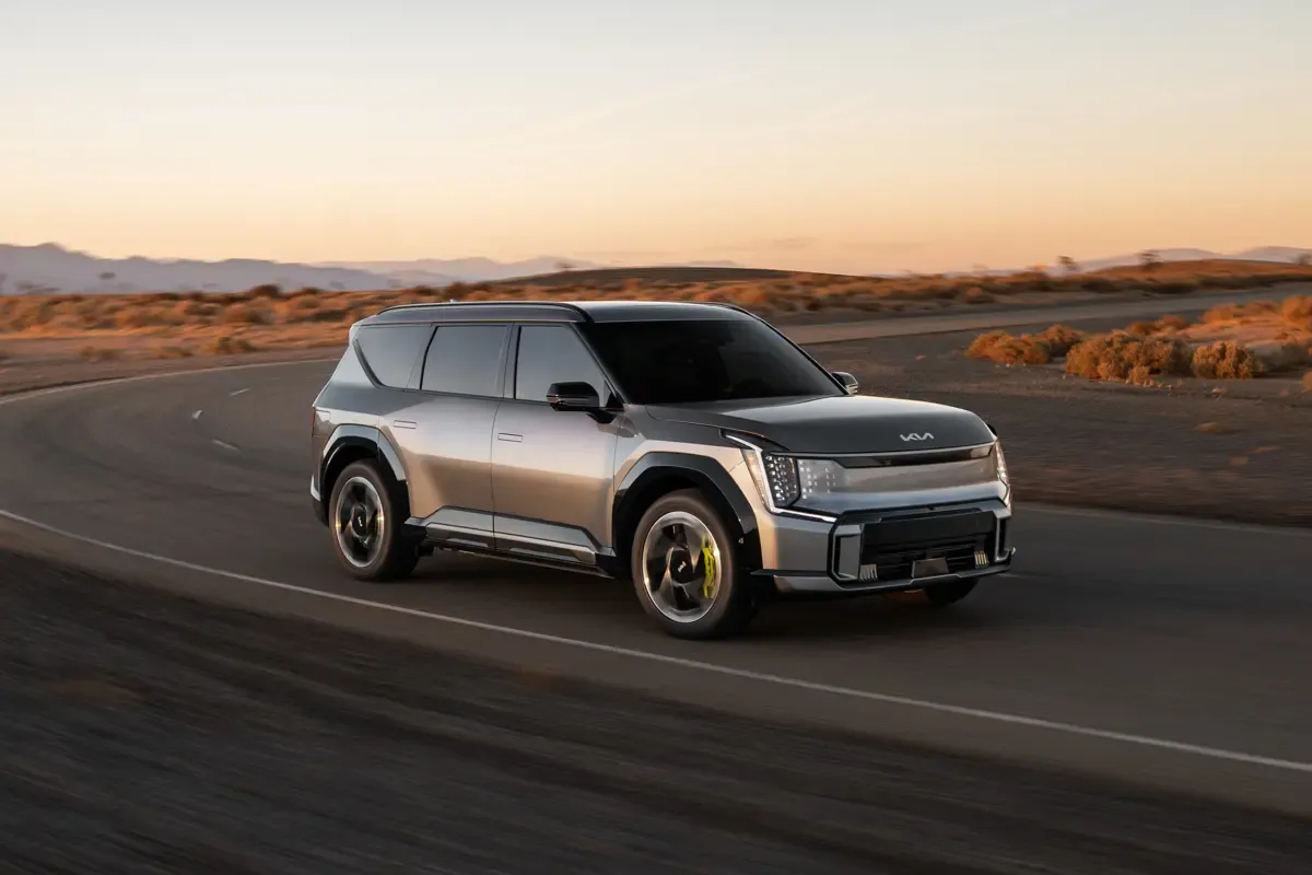 Elettronauti - Kia EV9 GT - Blu - Esterno - Vista anteriore a tre quarti