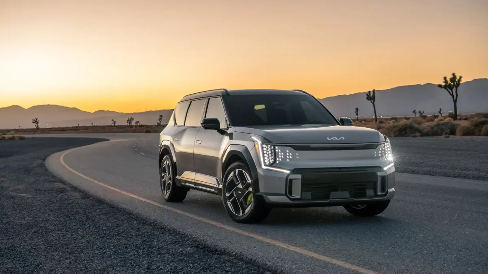Elettronauti - Kia EV9 GT - Blu - Esterno - Vista anteriore a tre quarti