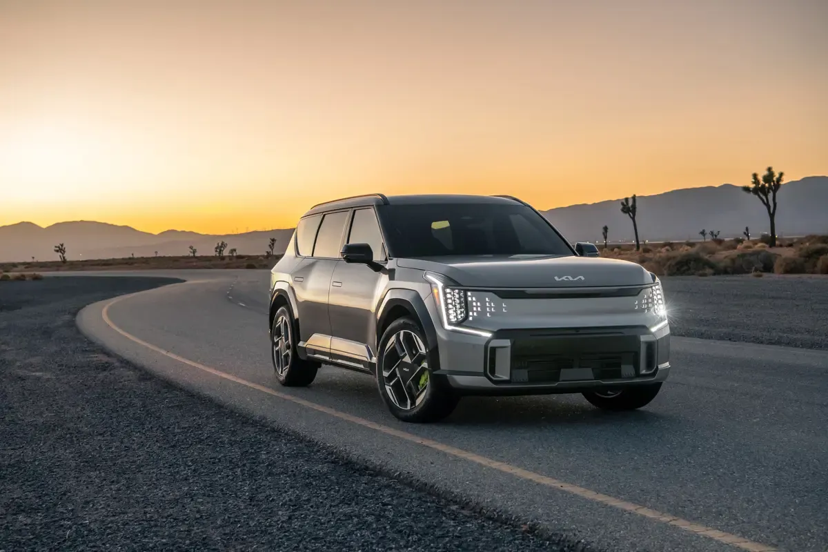 Elettronauti - Kia EV9 GT - Blu - Esterno - Vista anteriore a tre quarti