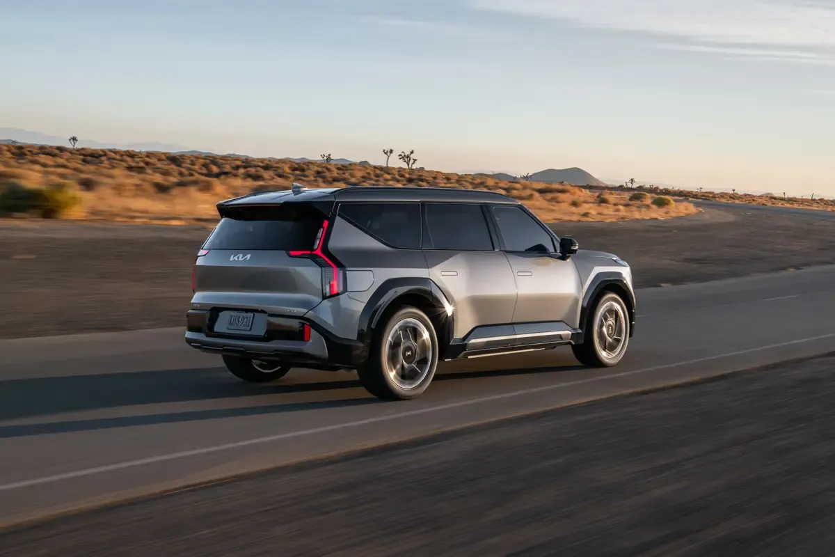 Elettronauti - Kia EV9 GT - Grigio - Esterno - Vista anteriore a tre quarti