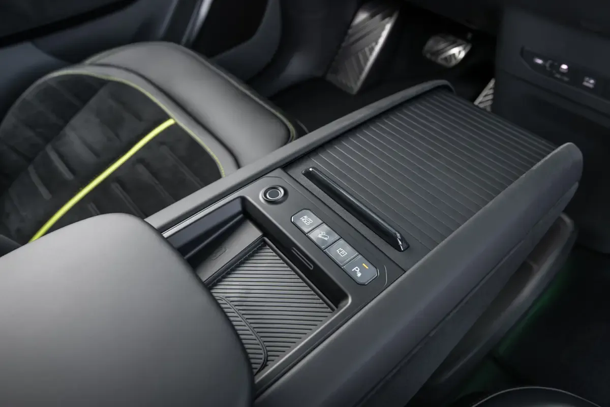 Elettronauti - Kia EV9 GT - Grigio - Esterno - Vista anteriore a tre quarti