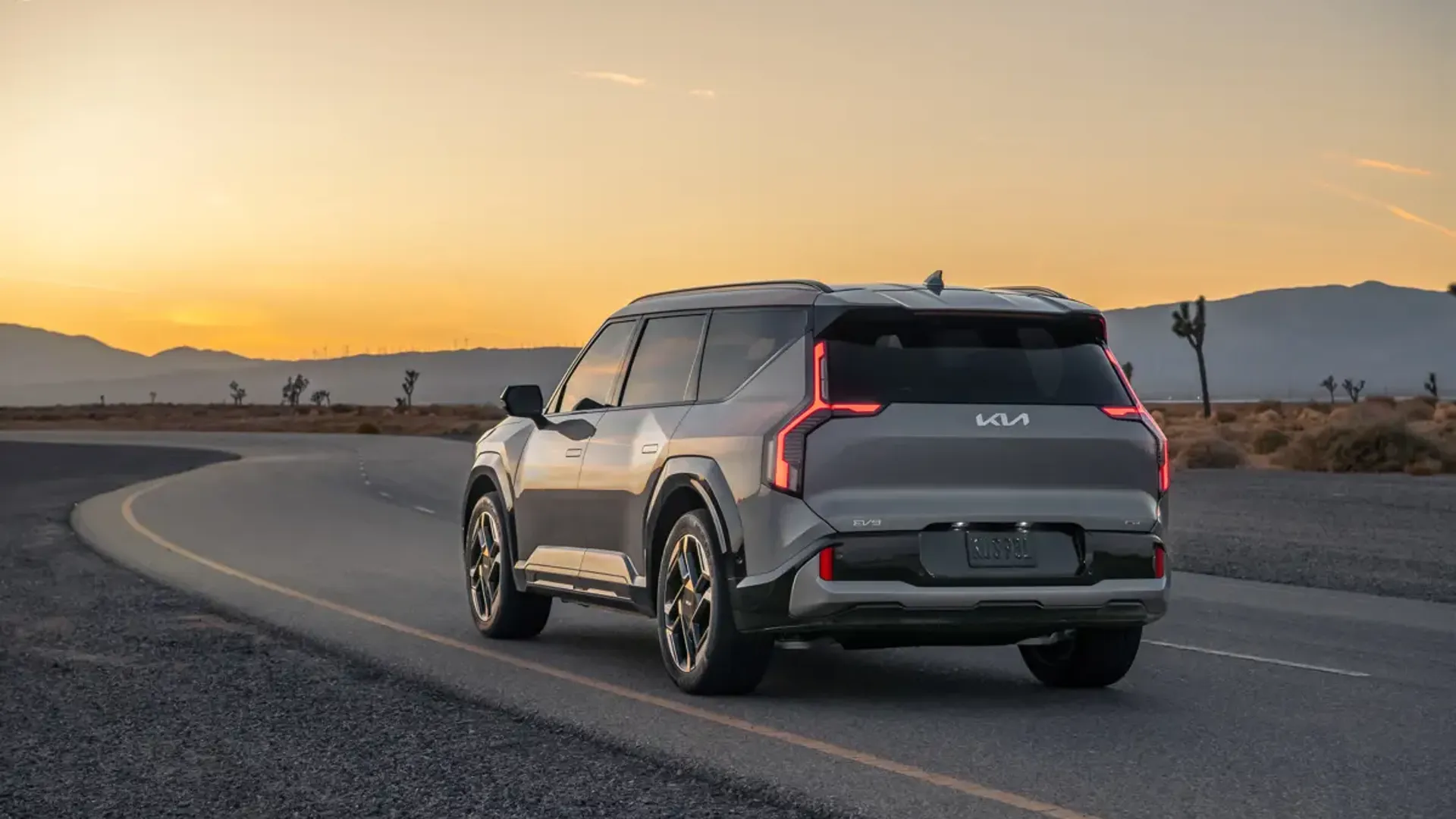 Elettronauti - Kia EV9 GT - Matte Grey - Esterno - Vista anteriore a tre quarti