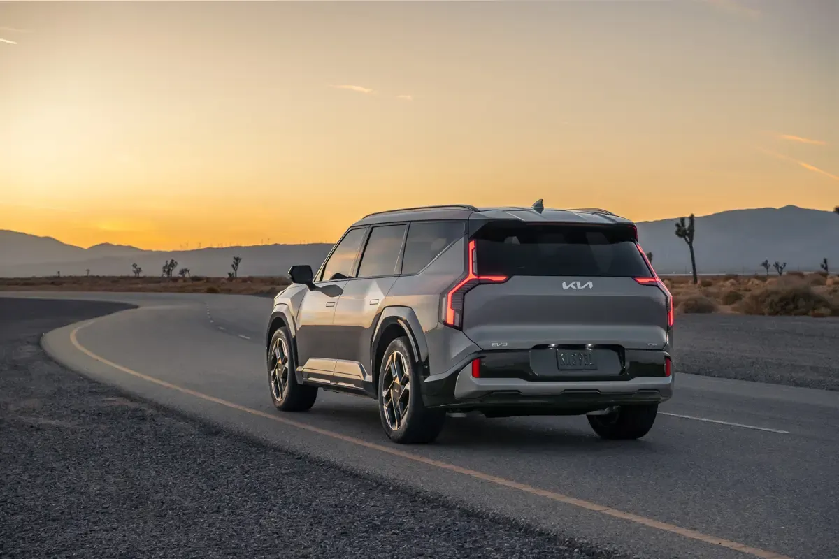 Elettronauti - Kia EV9 GT - Matte Grey - Esterno - Vista anteriore a tre quarti