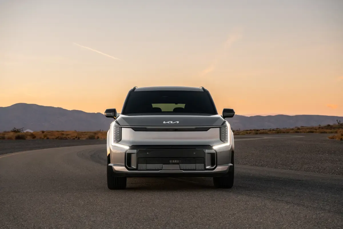 Elettronauti - Kia EV9 GT - Matte Grey - Esterno - Vista anteriore a tre quarti