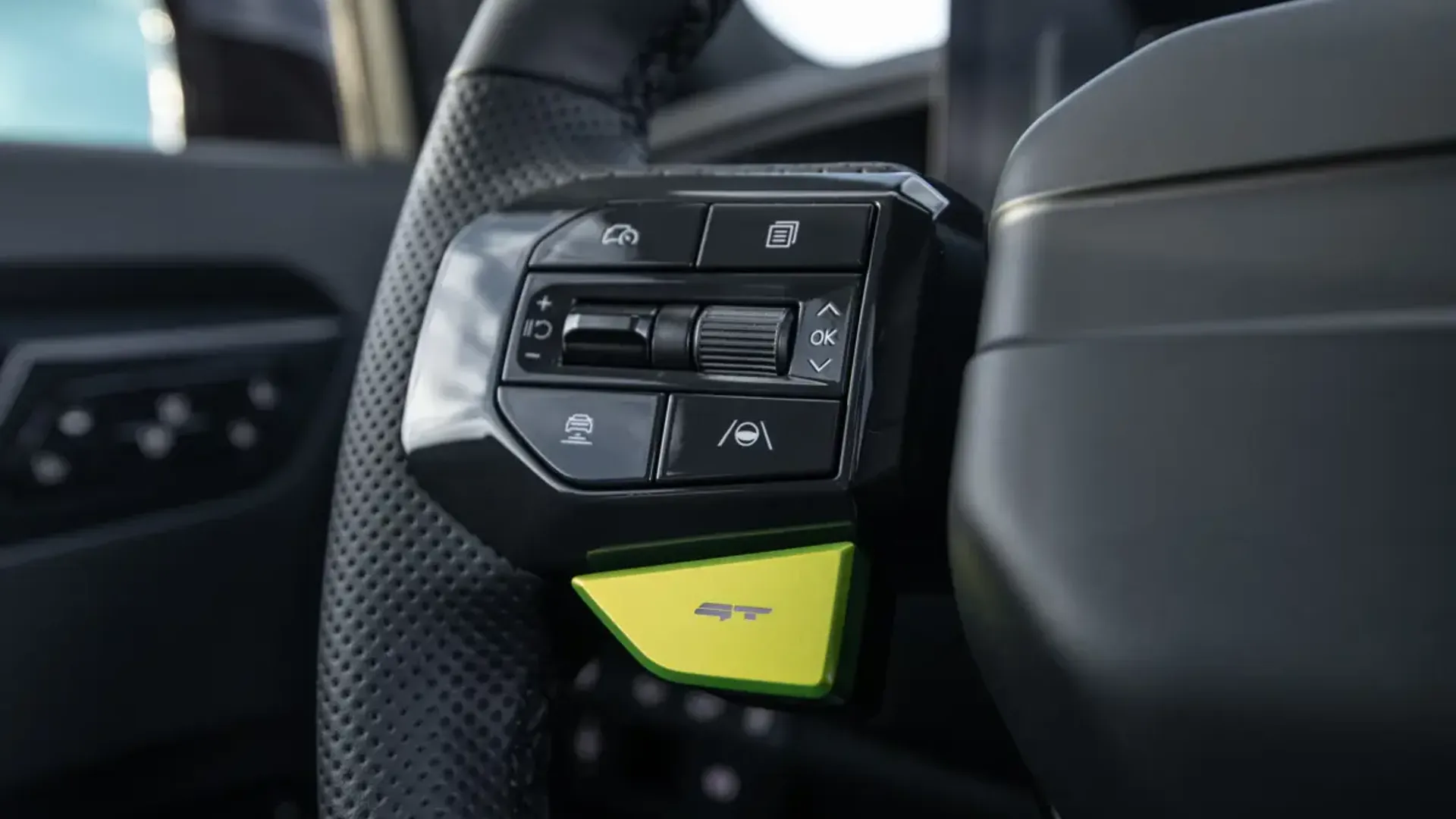 Elettronauti - Kia EV9 GT - Argento - Esterno - Vista anteriore a tre quarti