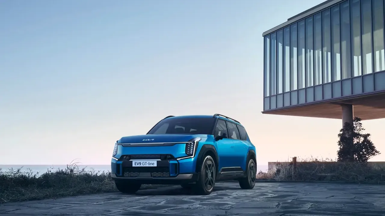 Elettronauti - Kia EV9 Standard Range RWD - Light Blue - Esterno - Vista anteriore a tre quarti