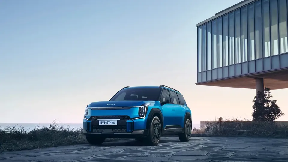 Elettronauti - Kia EV9 Standard Range RWD - Light Blue - Esterno - Vista anteriore a tre quarti