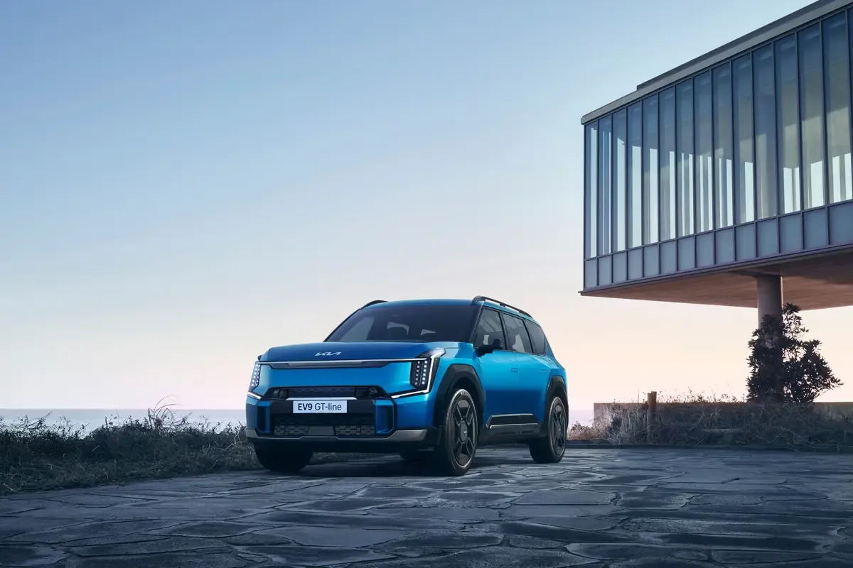 Elettronauti - Kia EV9 Standard Range RWD - Light Blue - Esterno - Vista anteriore a tre quarti