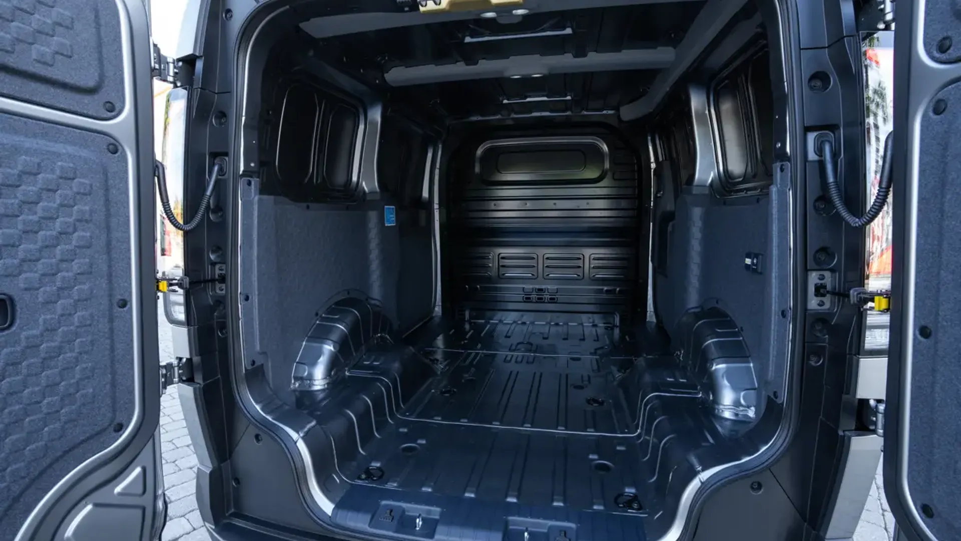 Elettronauti - Kia PV5 Cargo Long Range - Grigio - Vano di carico - Bagagliaio