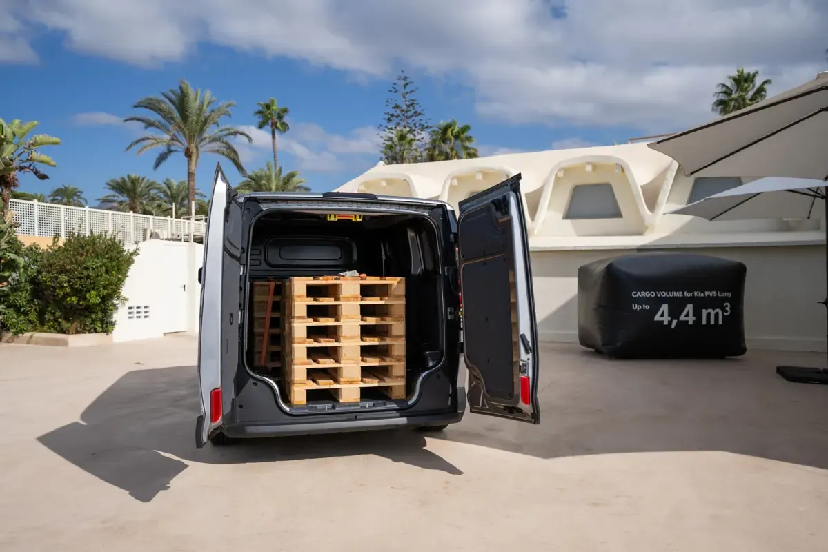 Elettronauti - Kia PV5 Cargo Long Range - Argento - Vano di carico - Bagagliaio