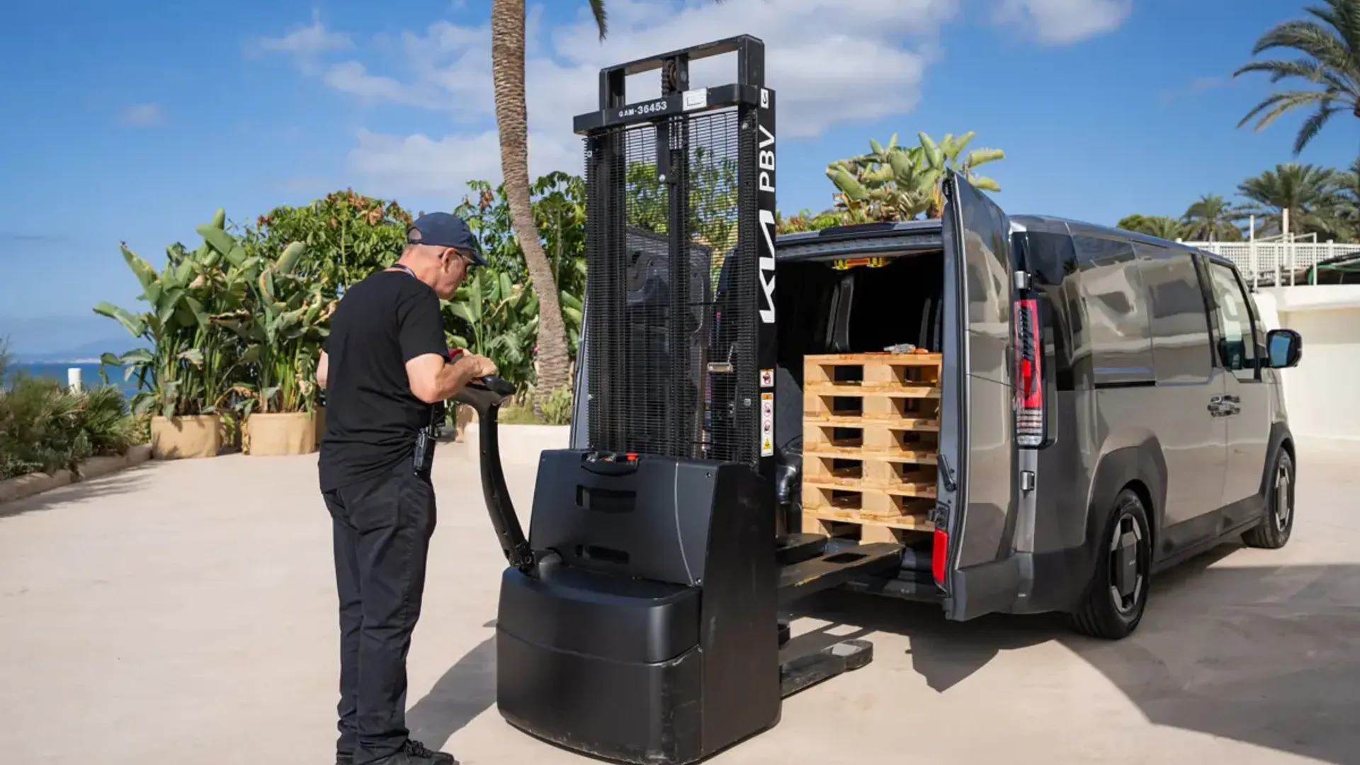 Elettronauti - Kia PV5 Cargo Long Range - Bianco - Vano di carico - Bagagliaio