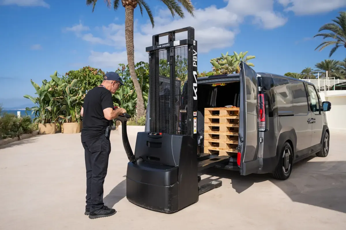Elettronauti - Kia PV5 Cargo Long Range - Bianco - Vano di carico - Bagagliaio