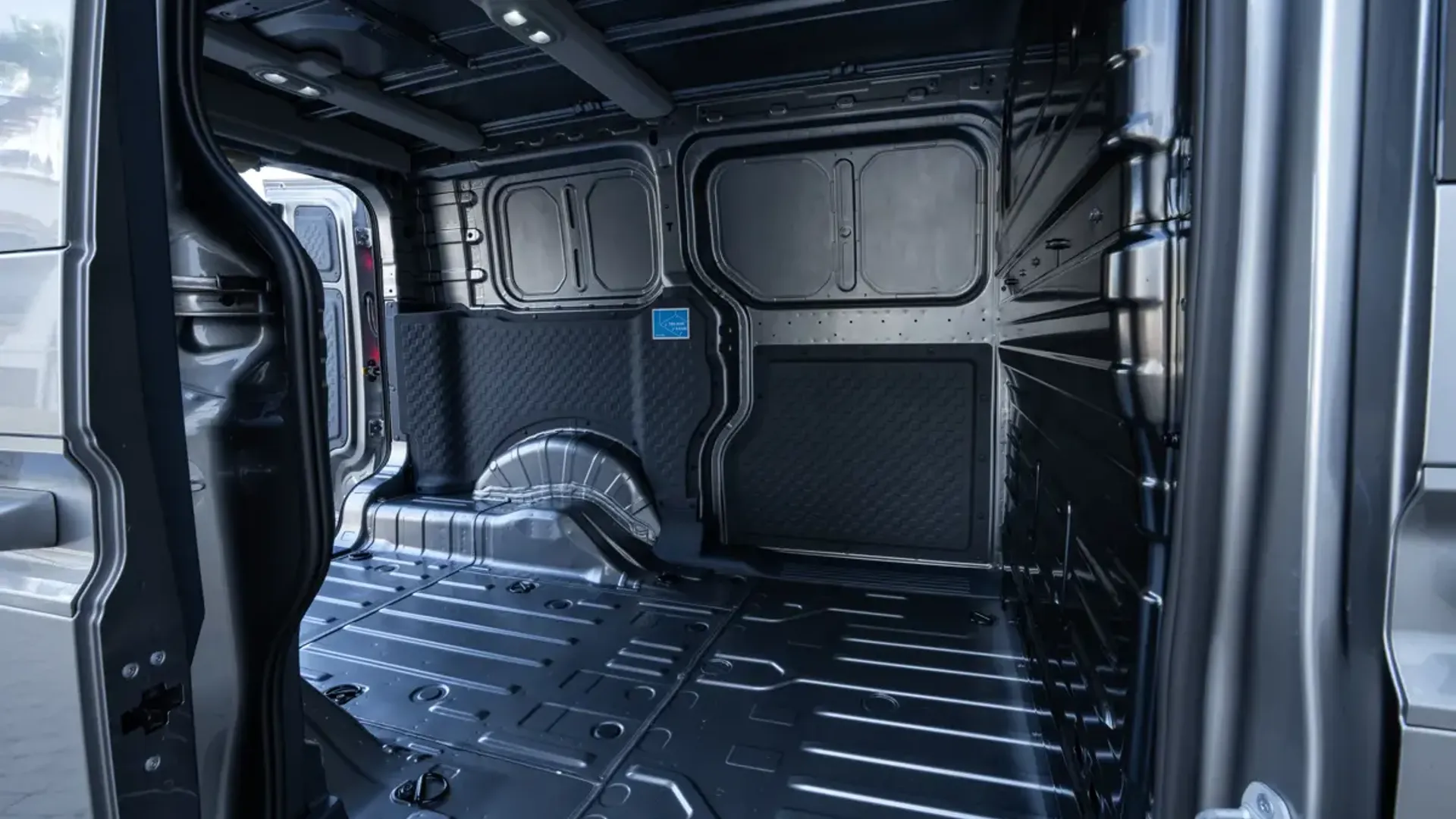 Elettronauti - Kia PV5 Cargo Long Range - Bianco - Vano di carico - Bagagliaio