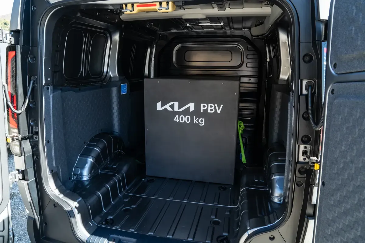 Elettronauti - Kia PV5 Cargo Long Range - Bianco - Vano di carico - Bagagliaio