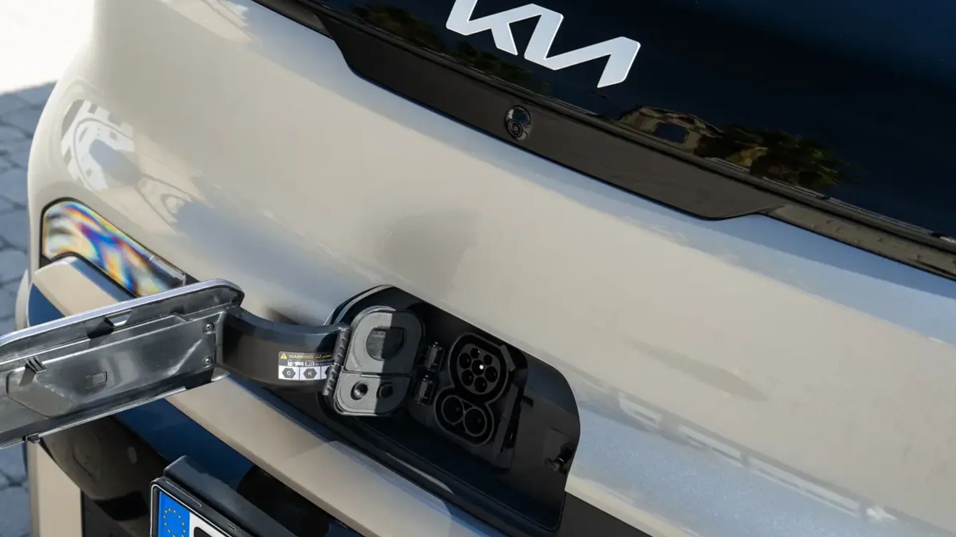 Elettronauti - Kia PV5 Cargo Long Range - Argento - Presa di ricarica