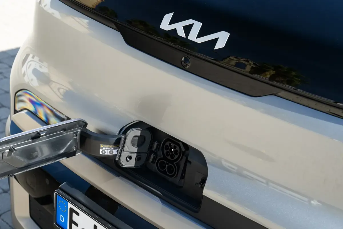 Elettronauti - Kia PV5 Cargo Long Range - Argento - Presa di ricarica