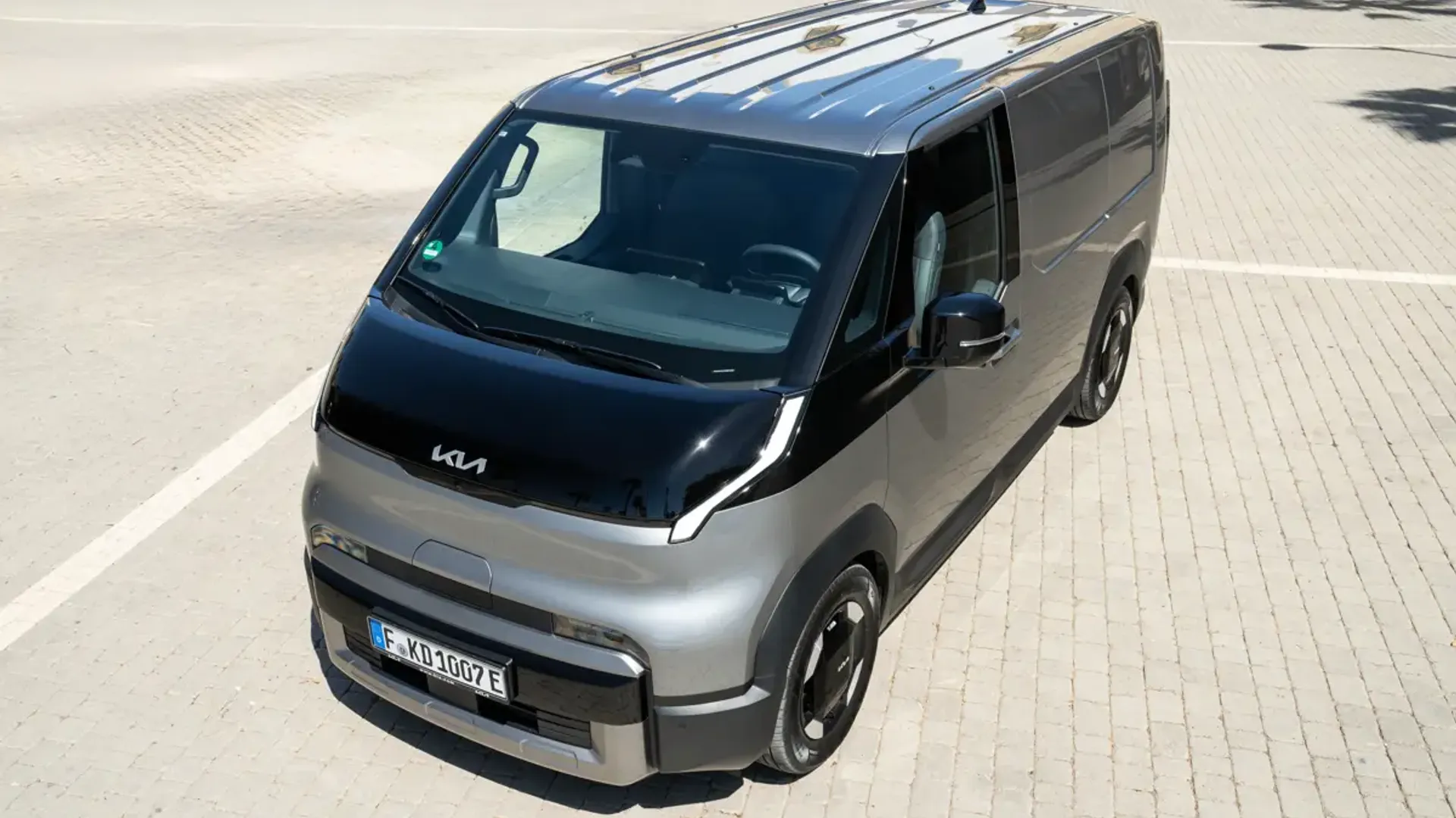 Elettronauti - Kia PV5 Cargo Long Range - Grigio - Esterno - Vista anteriore a tre quarti