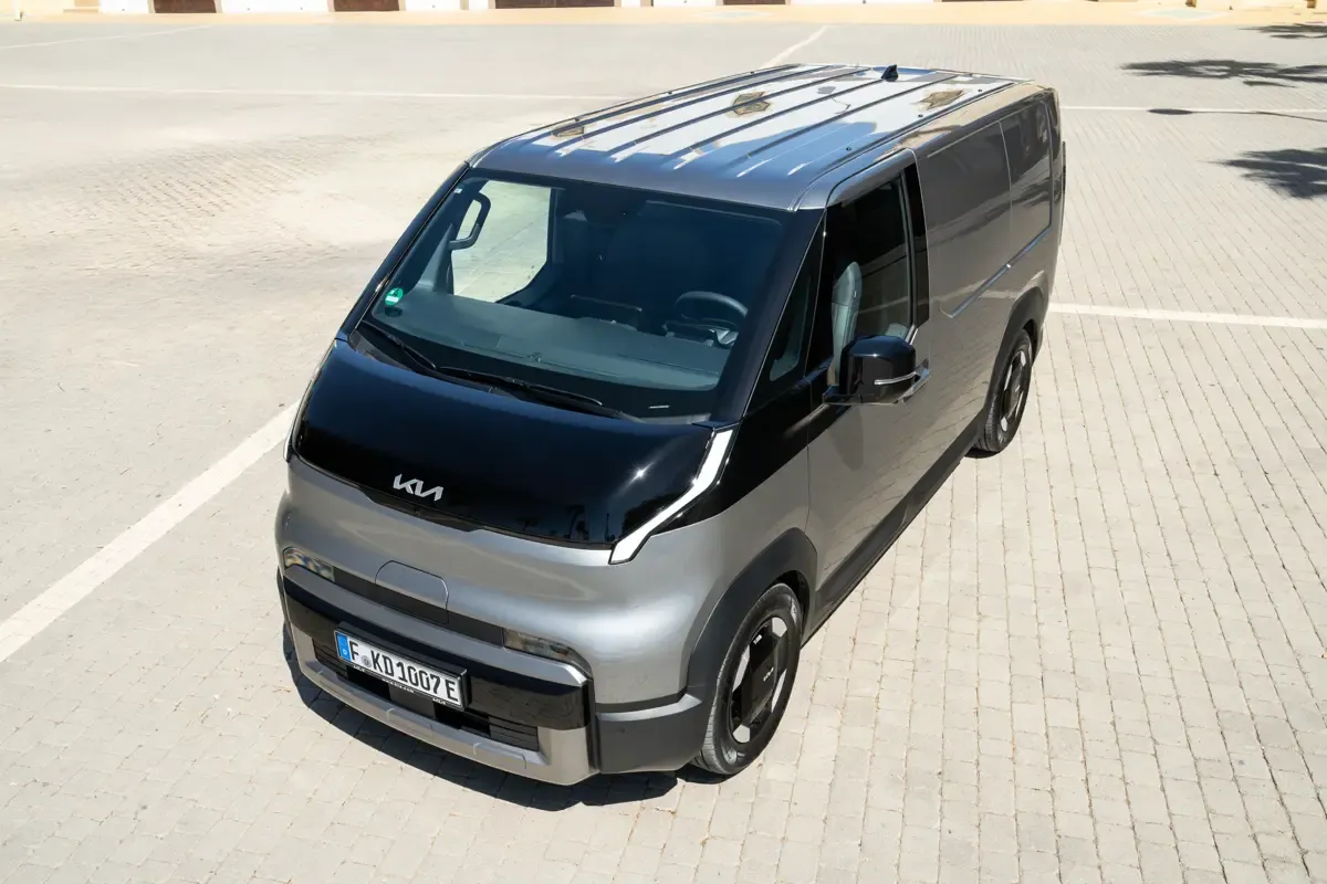 Elettronauti - Kia PV5 Cargo Long Range - Grigio - Esterno - Vista anteriore a tre quarti
