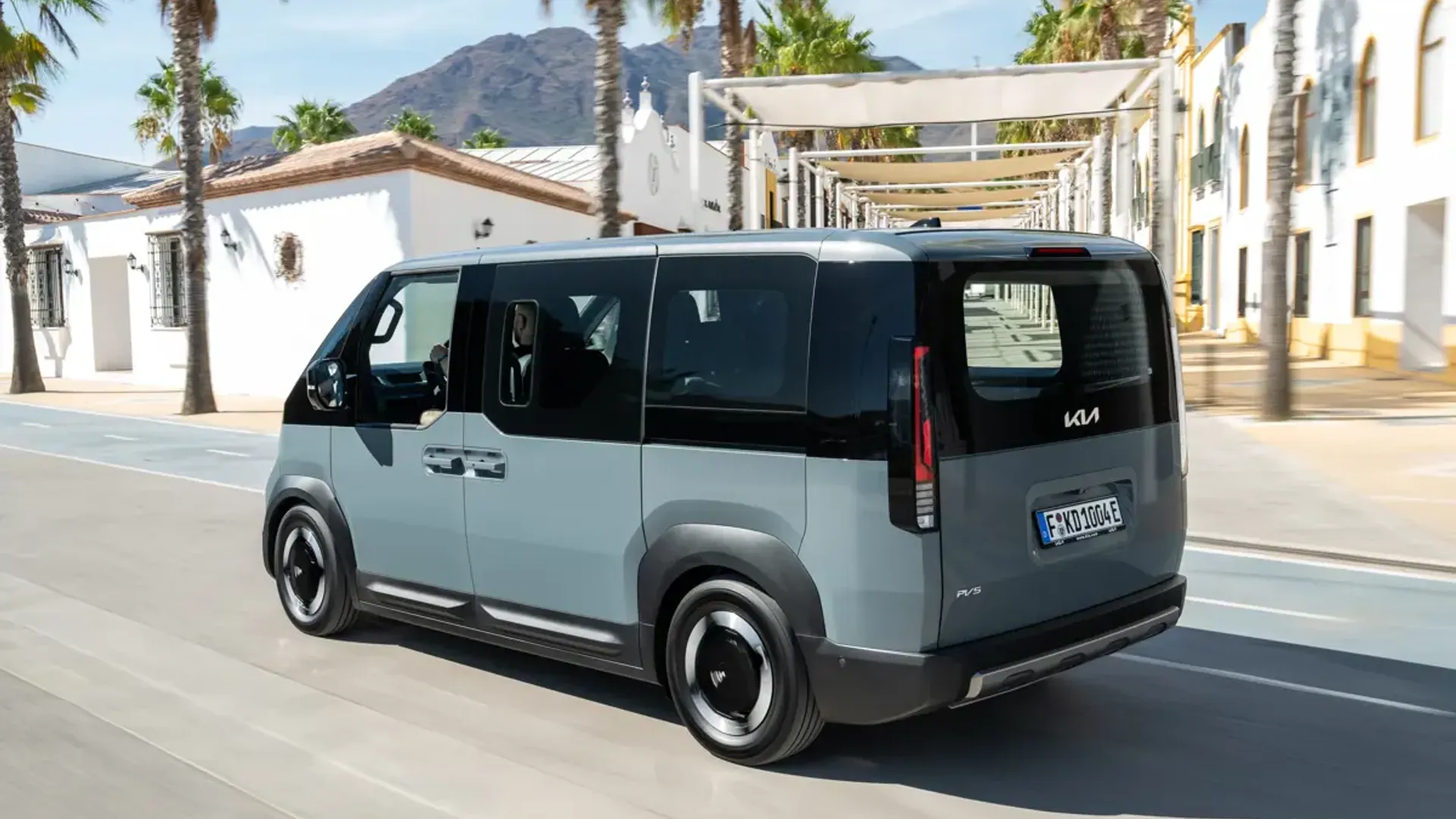 Elettronauti - Kia PV5 Passenger Standard Range - Grigio - Esterno - Vista anteriore a tre quarti