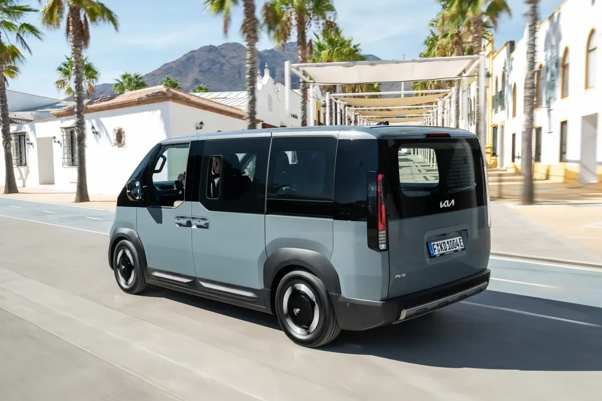 Elettronauti - Kia PV5 Passenger Standard Range - Grigio - Esterno - Vista anteriore a tre quarti