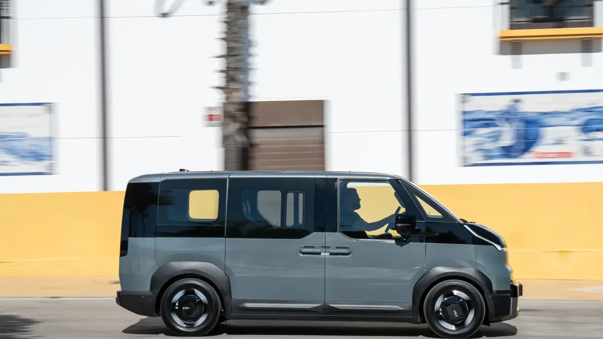 Elettronauti - Kia PV5 Passenger Standard Range - Grigio - Esterno - Vista anteriore a tre quarti