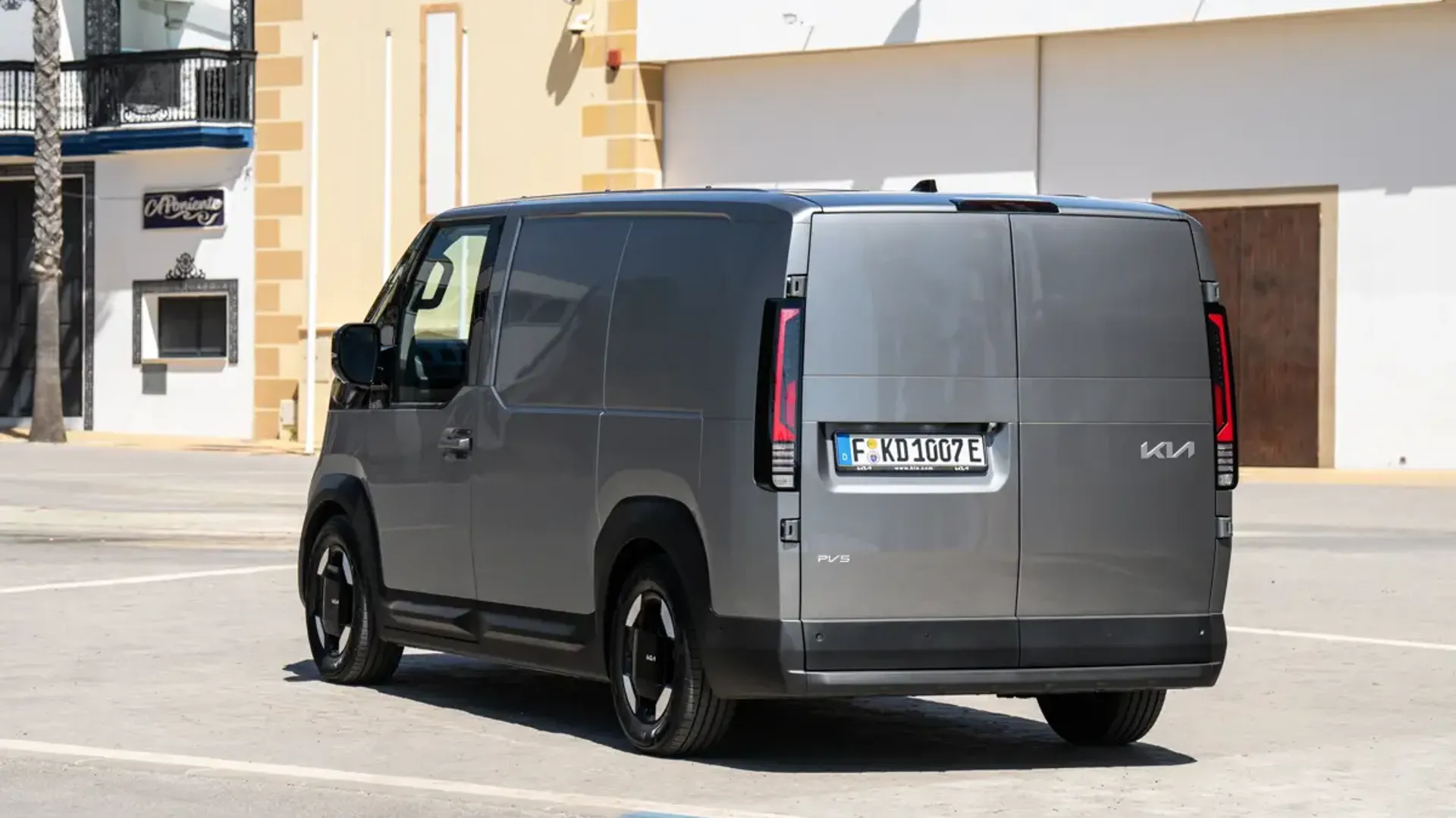 Elettronauti - Kia PV5 Cargo Long Range - Grigio - Esterno - Vista anteriore a tre quarti
