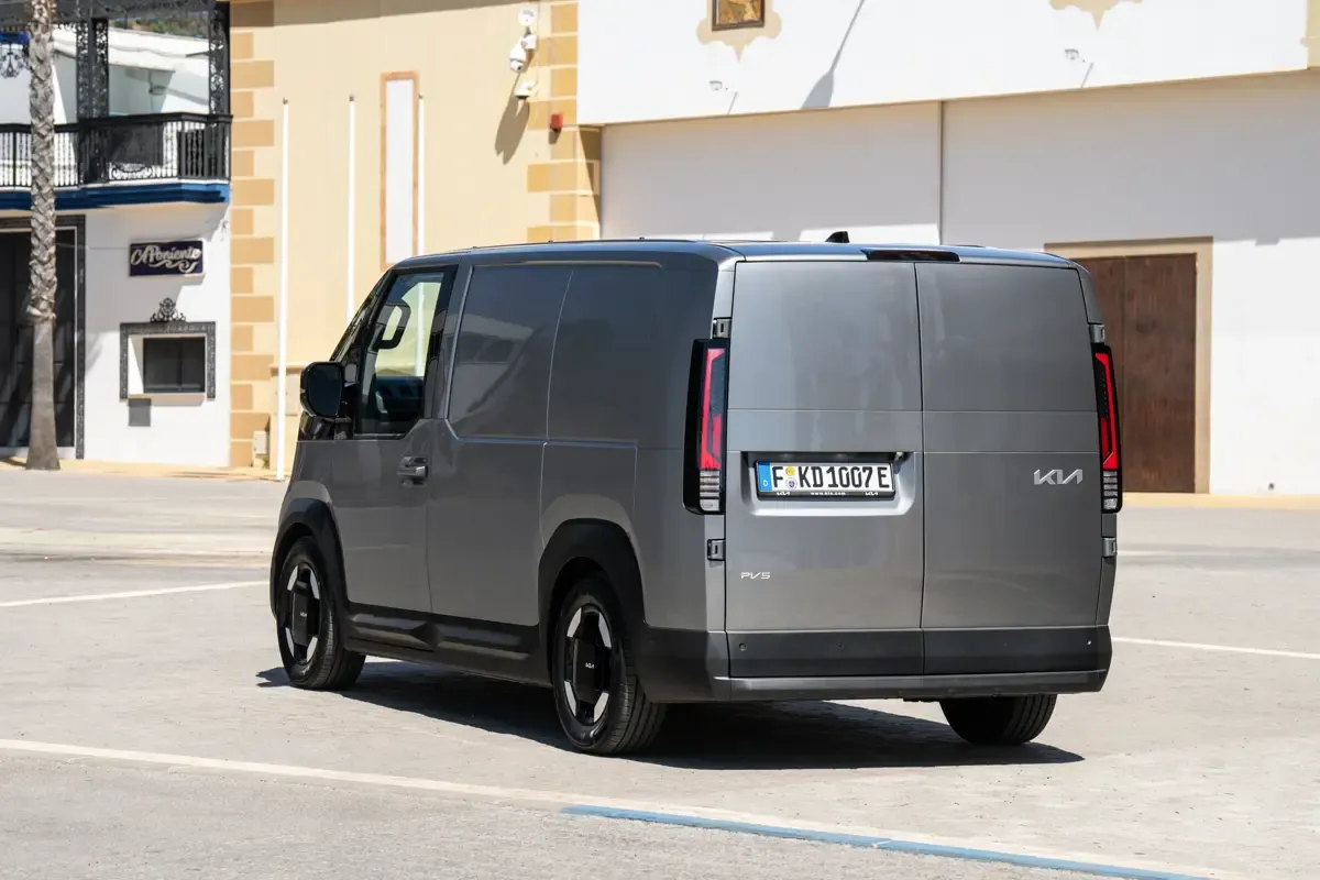 Elettronauti - Kia PV5 Cargo Long Range - Grigio - Esterno - Vista anteriore a tre quarti