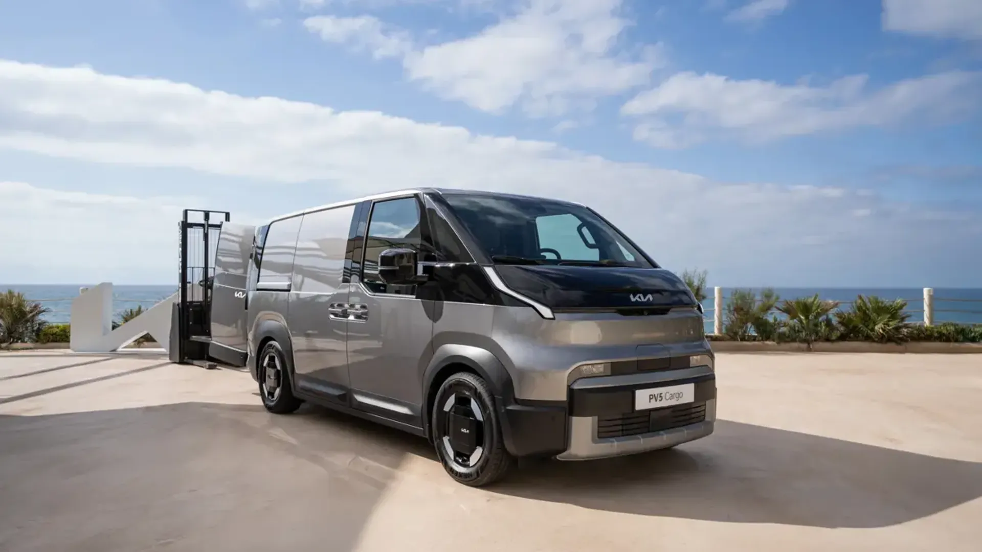 Elettronauti - Kia PV5 Cargo Long Range - Argento - Esterno - Vista anteriore a tre quarti
