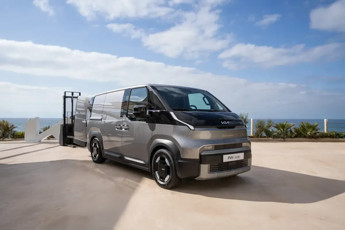 Elettronauti - Kia PV5 Cargo Long Range - Argento - Esterno - Vista anteriore a tre quarti