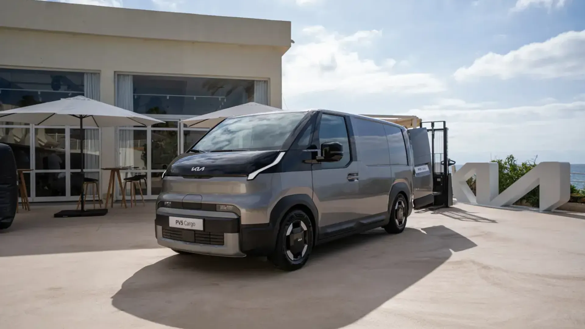 Elettronauti - Kia PV5 Cargo Long Range - Argento - Esterno - Vista anteriore a tre quarti