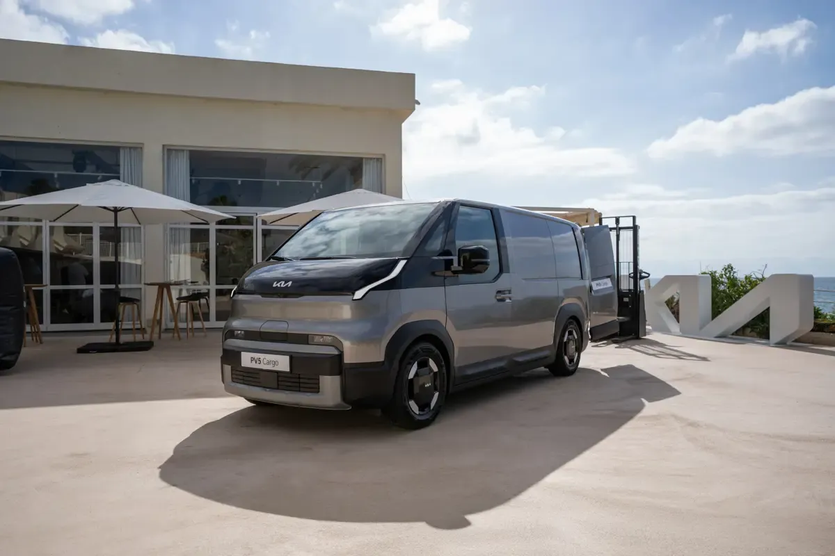 Elettronauti - Kia PV5 Cargo Long Range - Argento - Esterno - Vista anteriore a tre quarti