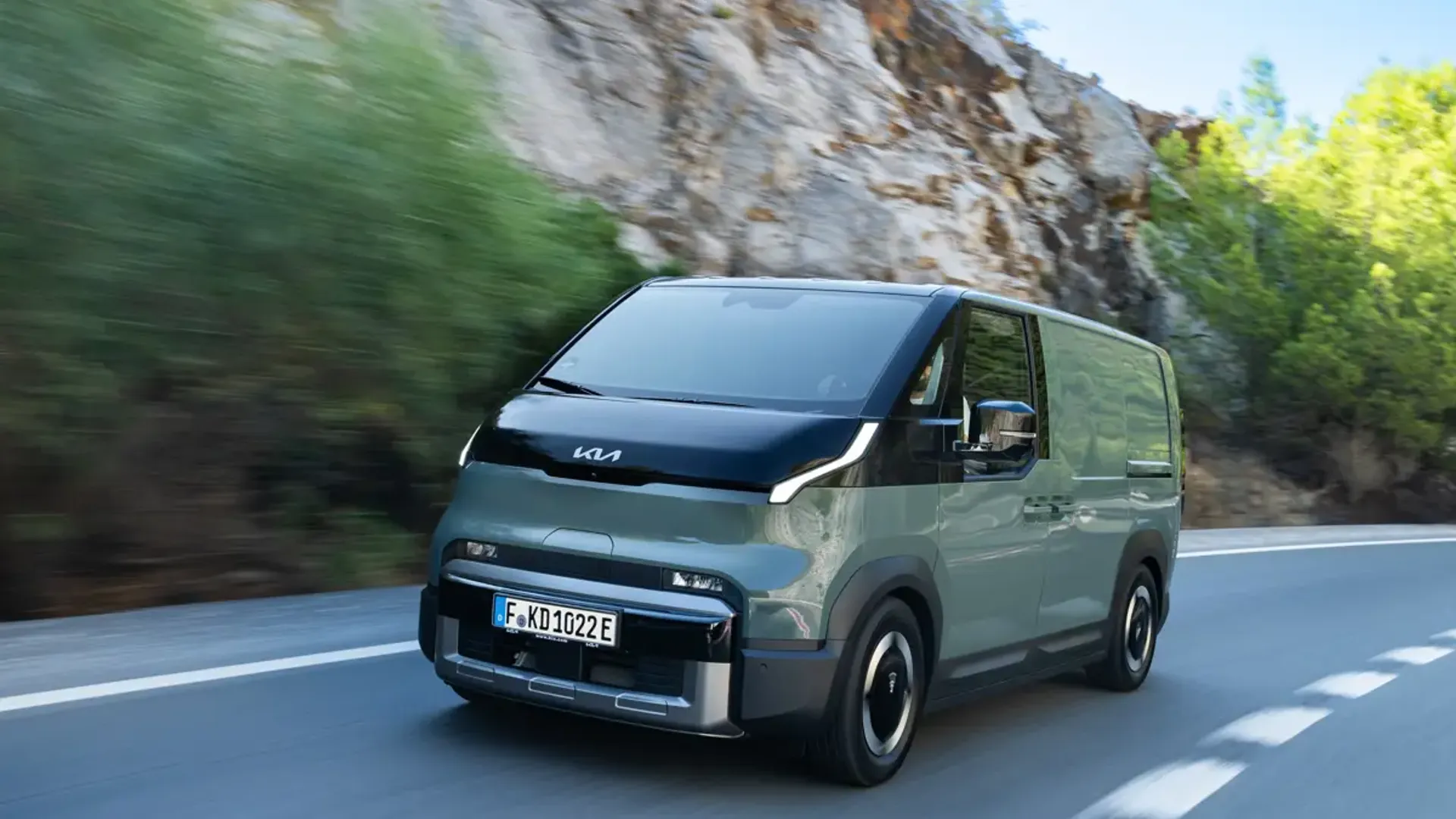 Elettronauti - Kia PV5 Cargo Long Range - Argento - Esterno - Vista anteriore a tre quarti