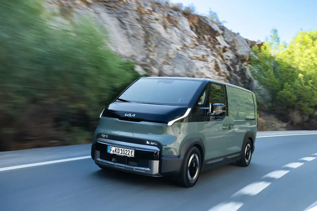 Elettronauti - Kia PV5 Cargo Long Range - Argento - Esterno - Vista anteriore a tre quarti