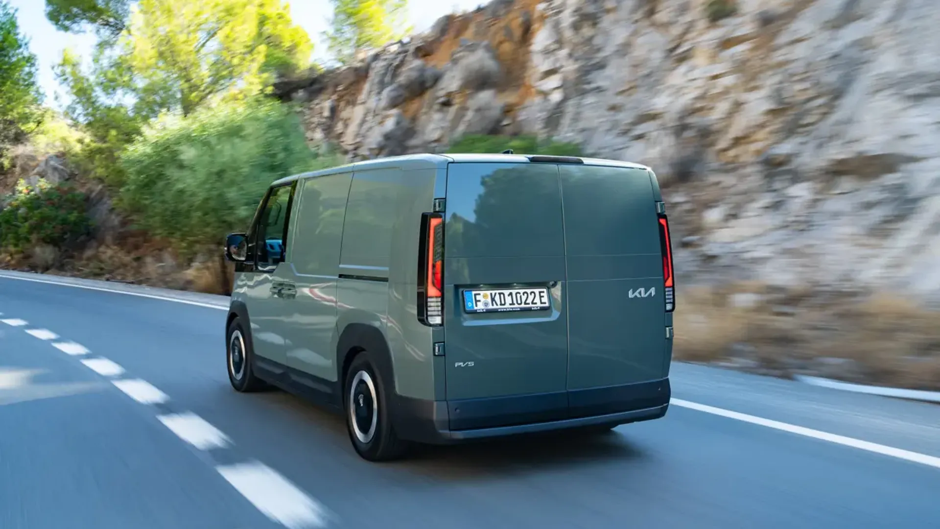 Elettronauti - Kia PV5 Cargo Long Range - Argento - Esterno - Vista anteriore a tre quarti