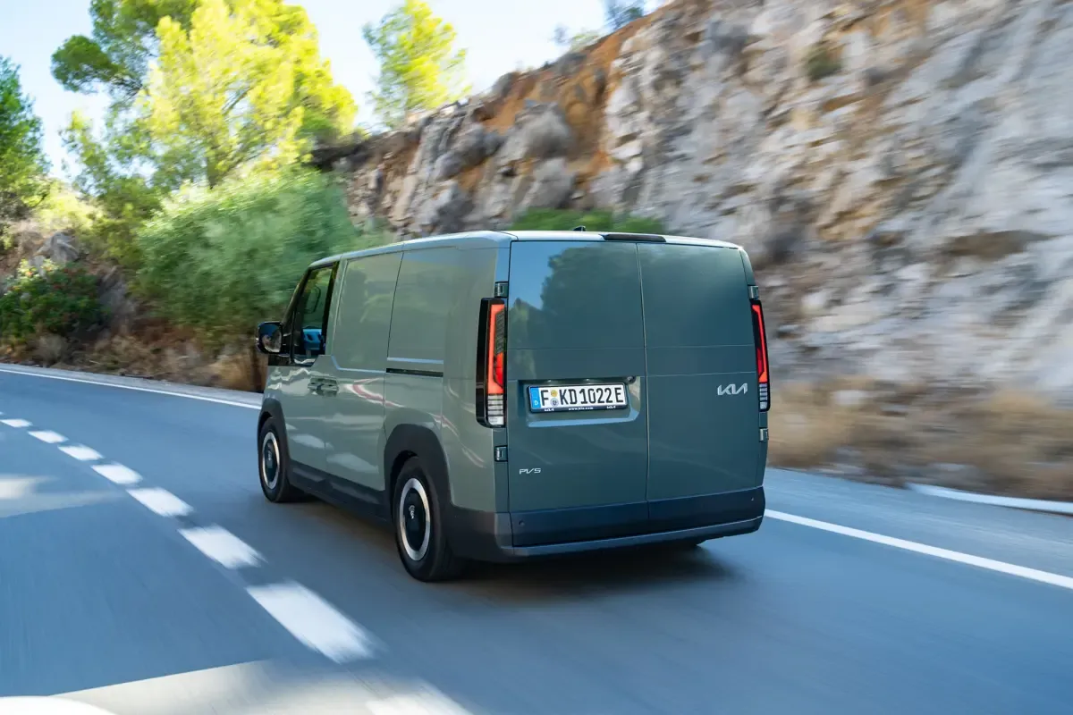 Elettronauti - Kia PV5 Cargo Long Range - Argento - Esterno - Vista anteriore a tre quarti