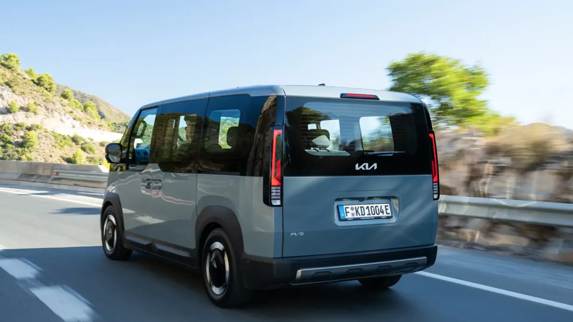 Elettronauti - Kia PV5 Passenger Standard Range - Argento - Esterno - Vista anteriore a tre quarti