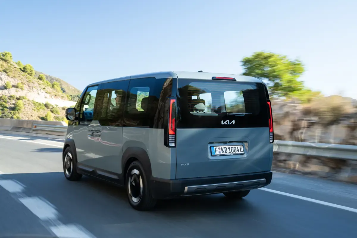 Elettronauti - Kia PV5 Passenger Standard Range - Argento - Esterno - Vista anteriore a tre quarti