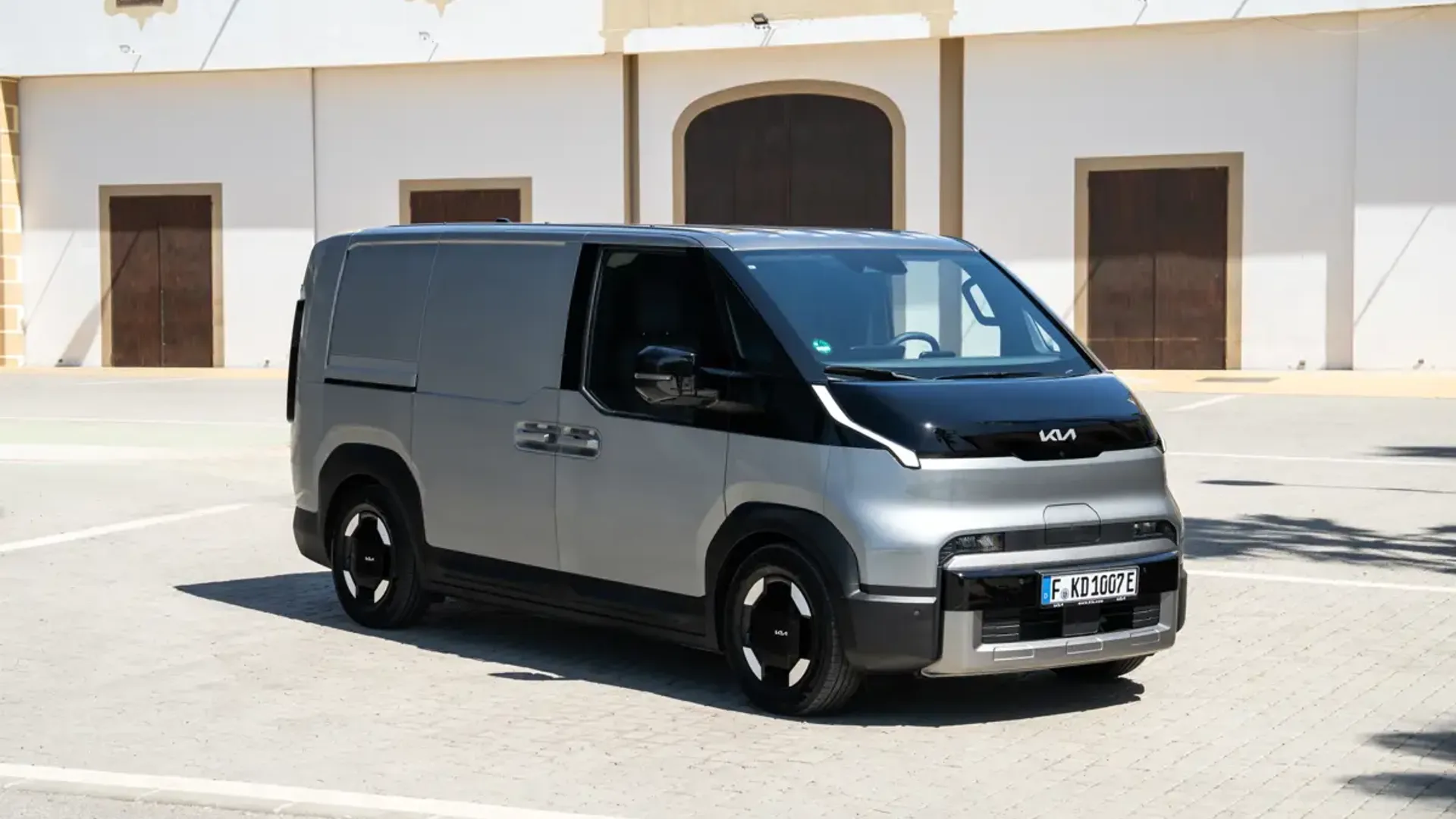 Elettronauti - Kia PV5 Cargo Long Range - Argento - Esterno - Vista anteriore a tre quarti