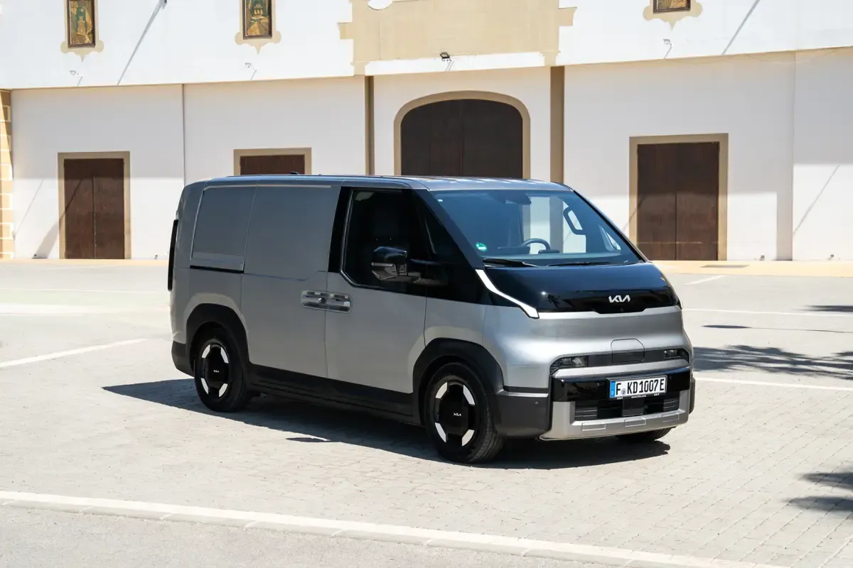 Elettronauti - Kia PV5 Cargo Long Range - Argento - Esterno - Vista anteriore a tre quarti