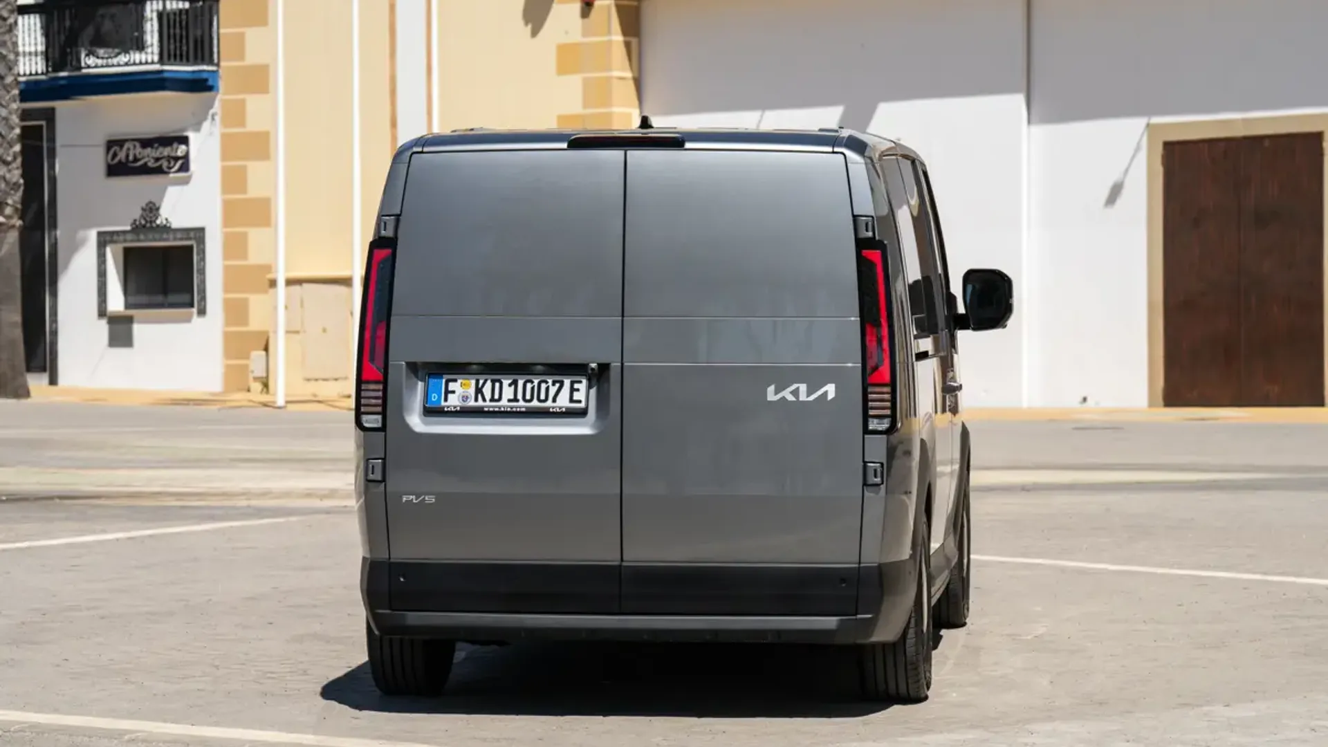 Elettronauti - Kia PV5 Cargo Long Range - Argento - Esterno - Vista anteriore a tre quarti
